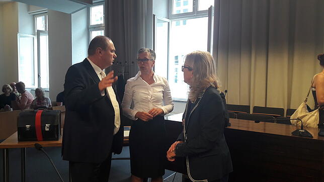 Die Verteidiger Matthias Wagner und Martina Nägele mit Staatsanwältin Nikola Novak.