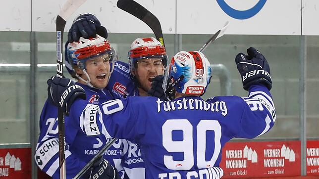 Goalgetter unter sich: Sowohl der zweifache Torschütze Troy Bourke (links) als auch Tylor Spink (Nummer 90) waren gegen Straubing ...
