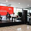 Landesverkehrsminister Winfried Hermann (Grüne) zu Gast im Autohaus Südstern Bölle in Singen. An der Podiumsdiskussion nahmen (von ...