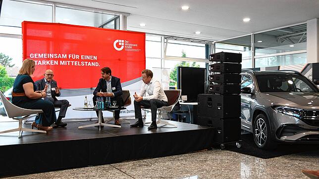 Landesverkehrsminister Winfried Hermann (Grüne) zu Gast im Autohaus Südstern Bölle in Singen. An der Podiumsdiskussion nahmen (von ...