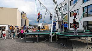Das Bungee-Trampolin war nur eine der vielen Attraktionen und Mitmach-Aktionen. Bilder: Robert Reschke