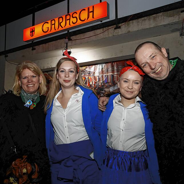 Die Garasch hat Tradition: Seit 39 Jahren sorgt hier eine Konstanzer Familie für das leibliche Wohl der Narren (von links): Susanne, ...