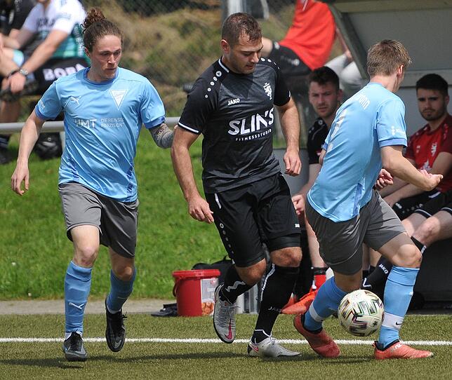 Tennenbronns Sven Staiger (erster von links) beschattet mit Biss seinen Gegenspieler und nimmt diesen in die Zange