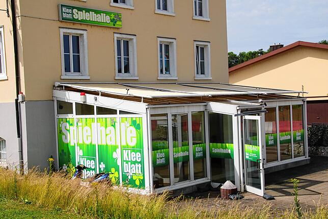 Der Eingangsbereich der Spielhalle. Er wird über einen Hof erreicht.