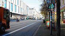(Archivbild) Die Fahrradfahrerin ist am Dienstag, 22. April, auf der Bodanstraße in Richtung Lago unterwegs. Die Fahrt endet für die ...