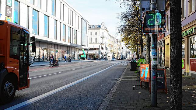 (Archivbild) Die Fahrradfahrerin ist am Dienstag, 22. April, auf der Bodanstraße in Richtung Lago unterwegs. Die Fahrt endet für die ...