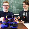 Die Schüler Felix Sewing (links) und Alex Korocencev (rechts) vom Hochrhein-Gymnasium Waldshut präsentieren ihr preisgekröntes ...