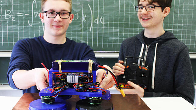 Die Schüler Felix Sewing (links) und Alex Korocencev (rechts) vom Hochrhein-Gymnasium Waldshut präsentieren ihr preisgekröntes ...