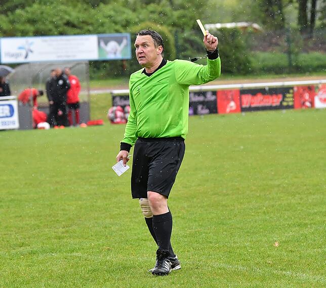 Dauerbrenner: In der vergangenen Saison leitete Ralf Brombacher (Kandern) 16 Bezirksliga-Spiele. In dieser Runde sind es auch schon ...