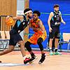 Nate Britt (Rechts), hier in der Verteidigung gegen seinen US-amerikanischen Landsmann Drew Cushingberry von den Uni Baskets Paderborn, ...