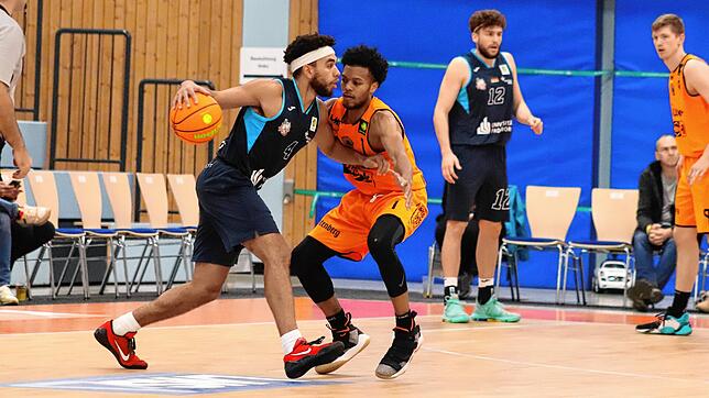 Nate Britt (Rechts), hier in der Verteidigung gegen seinen US-amerikanischen Landsmann Drew Cushingberry von den Uni Baskets Paderborn, ...