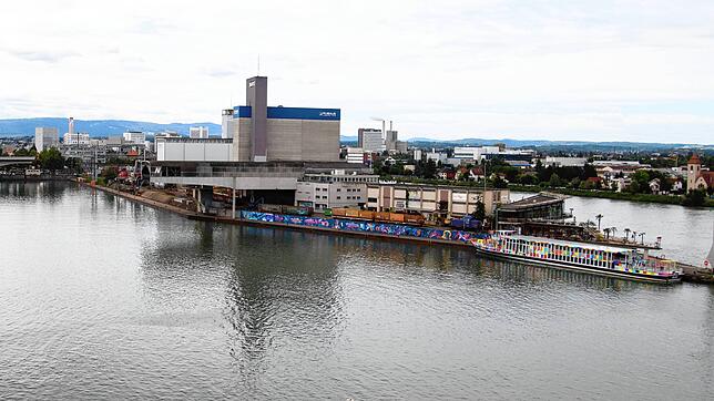 Der Blick auf den Rheinhafen Basel-Kleinhüningen vom obersten Parkdeck des Rhein Centers in Weil am Rhein.