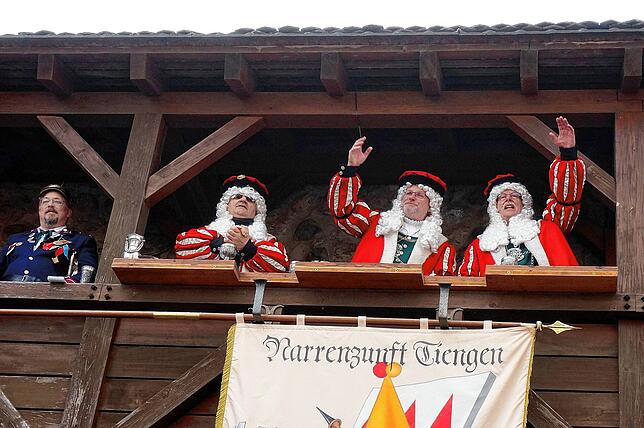 Das Narrengericht der Tienger Zunft mit Narrenbolisei Oliver Stanik (von links), Fürsprech Bernd Müller, Narrenrichter Klaus-Dieter Ritz ...