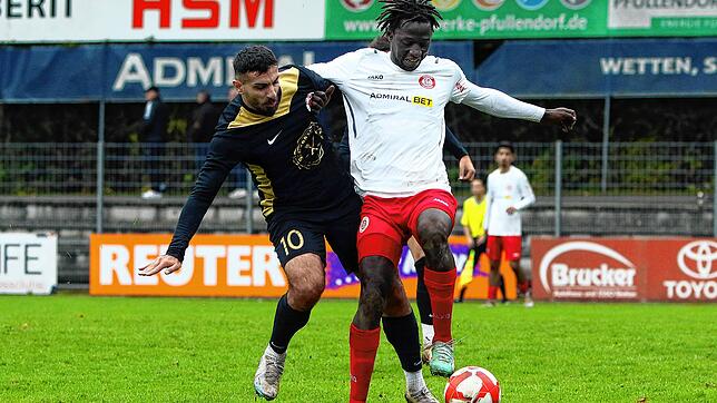 Der SC Pfullendorf (rechts Amadou Marena) empfängt den FC Denzlingen, der Türk. SV Singen (links Veysel Kayantas) ist gegen die SF ...