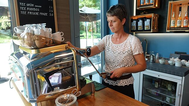 Claudia Zillich bereitet im Café „Karamell“ einen Cappuccino zu. Sie setzt auf Kaffee, der in der Region geröstet wird.