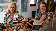 Die beiden malbegeisterten Künstlerinnen Hildegard Zimmer (links) und Sybille Trefflich in ihrem offenen Zizenhauser Atelier. Die beiden ...