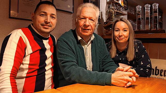 Der Rote Hans in der Sennhofstraße wird 130 Jahre alt. In ihm herrscht seit rund einem Jahr wieder Leben: Pächter Giuseppe Luciano (von ...