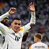 Deutschlands Jamal Musiala (rechts) feiert sein Tor zum 2:0 mit Antonio Rudiger.