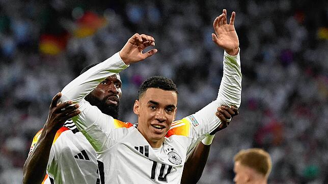 Deutschlands Jamal Musiala (rechts) feiert sein Tor zum 2:0 mit Antonio Rudiger.