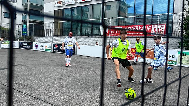 Die Teilnehmer beim Street-Soccer-Turnier kämpfen in Dreierteams um den Sieg. Sie sind ganz auf das Spiel fokussiert.
