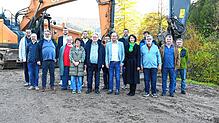 Ab sofort tut sich etwas auf der Baustelle der neuen Fest- und Sporthalle in Tennenbronn. Im Bild die Teilnehmer am Spatenstich zum ...