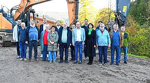 Ab sofort tut sich etwas auf der Baustelle der neuen Fest- und Sporthalle in Tennenbronn. Im Bild die Teilnehmer am Spatenstich zum ...
