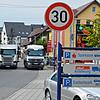 Bilder wie dies, wo die Laster über die Bürgersteige in der Villinger Straße in der Ortsmitte brettern, dürften bald der Vergangenheit ...