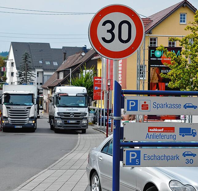 Bilder wie dies, wo die Laster über die Bürgersteige in der Villinger Straße in der Ortsmitte brettern, dürften bald der Vergangenheit ...