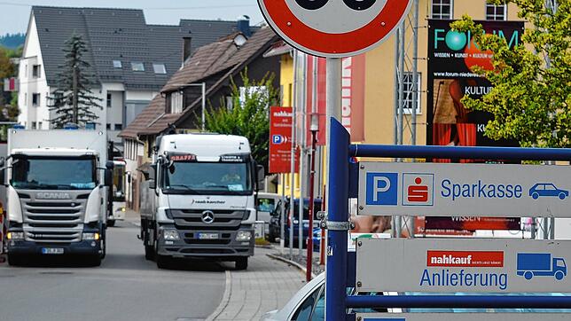 Bilder wie dies, wo die Laster über die Bürgersteige in der Villinger Straße in der Ortsmitte brettern, dürften bald der Vergangenheit ...