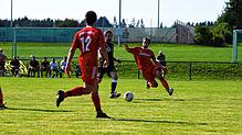 Kevin Rosa (rot 12), Stefan Göller (schwarz 12) und Lars Morath (rot 6) um Spiel des FC Hochemmingen gegen SV Grafenhausen. Die Partie ...