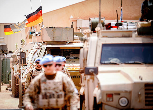 Die Deutschlandfahne und die Flagge der Vereinten Nationen wehen im Camp Castor in Gao. Hier werden auch die Soldaten des ...