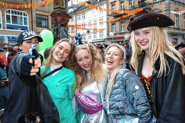 Bild 26: Schmotziger Dunschtig 2024: Mäschgerle aller Generationen feiern auf der Marktstätte