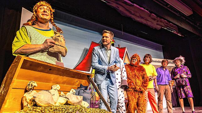 Pippi Langstrumpf (Philipp Weidele) verteilt beim Narrenspiegel Spenden, auf die OB Simon Gröger (Lars Brunner), kleiner Onkel (Ole ...
