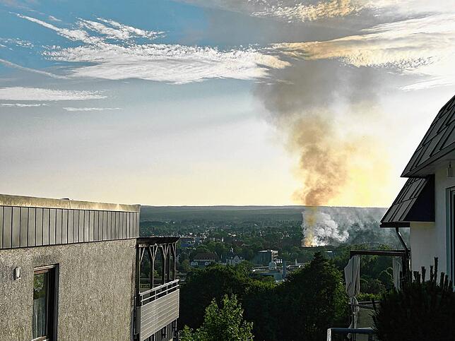 Vom Kopsbühl aus zeigt sich das Ausmaß der Rauchwolke.