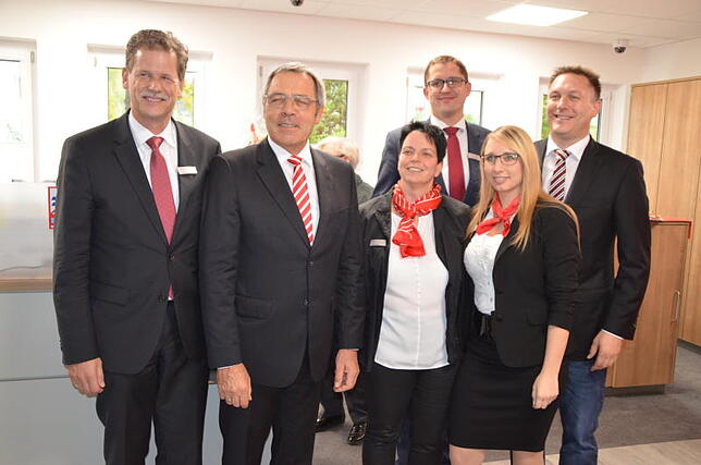 Bürgermeister Alois Fritschi (rechts) dankte den sparkassenverantwortlichen Michael Grüninger, Udo Klopfer, Tanja Jarde, Richard Christ ...