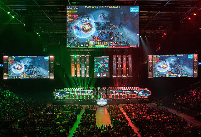 Teilnehmer des E-Sport-Events &ldquo;ESL One Hamburg&bdquo; spielen in der Barclaycard Arena das Computerspiel &ldquo;Dota 2&bdquo;. ...