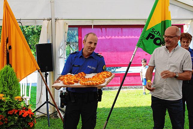 Die symbolische Schlüsselübergabe vollzogen (von links) der Postenchef Martin Müller sowie Kantonsbauleiter Mario Läubli. Bild: Ingrid Ploss