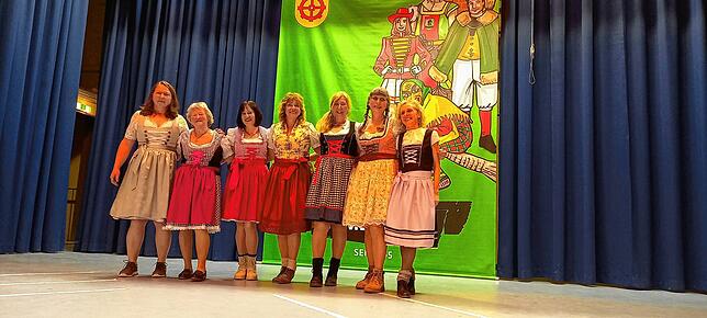 Eine flotte Sohle aufs Parkett legen die Glinki-und Müllerfrauen Petra Weniger (von links), Jutta Zwick, Sylvia Bürer, Giesela Gliese, ...