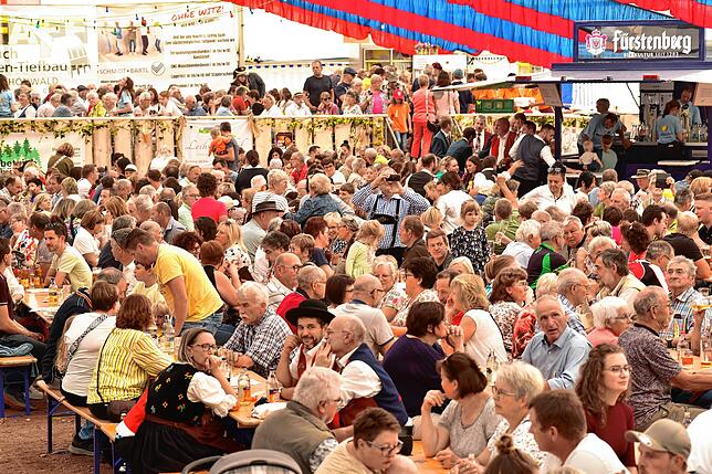 Am Sonntag ist vor und nach dem Umzug im großen Festzelt viel los. Mehrere tausend Besucher ergattern einen Sitzplatz und lassen sich ...