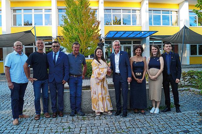 Die Vertreter der Partnerkommunen aus Frickingen und Nuevo Colón begrüßten sich herzlich und besiegelten ihre Zusammenarbeit. Von links: ...