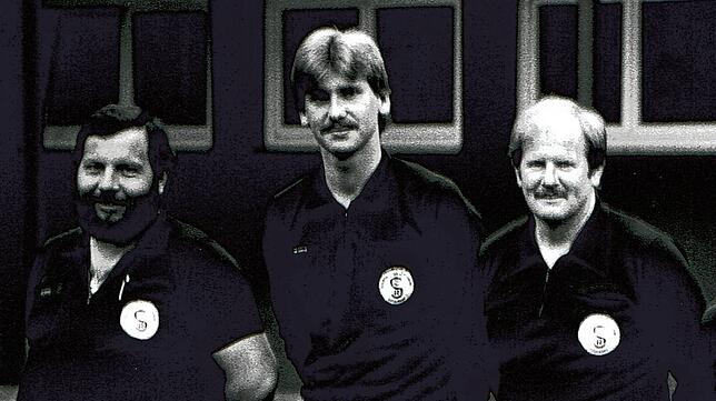 Ein Bild aus frühen Tagen: Wolfgang Ratzek (Mitte) beim Pfingstturnier des FC Wollmatingen 1983. Links neben ihm ist Karl-Heinz Arnold ...