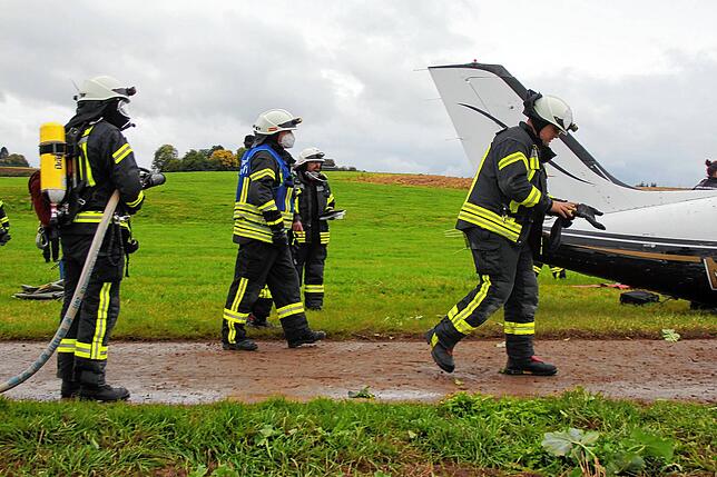 Treibstoff verunreinigt das Erdreich rund um die Stelle, wo das Flugzeug niederging. Der Pilot konnte in Schwenningen, möglicherweise ...