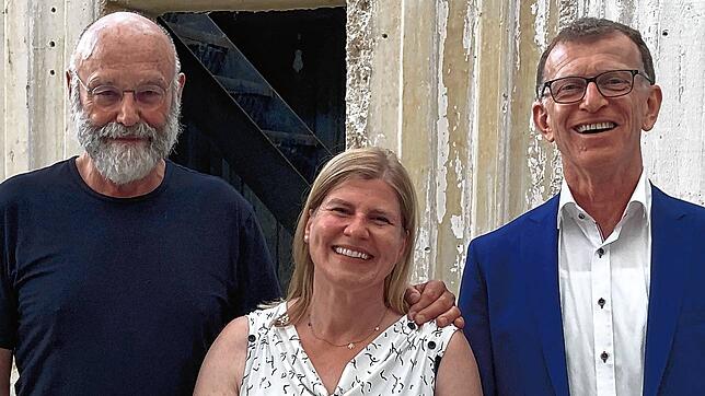 Anselm Kiefer (von links) begrüßt Karin Stocker-Werb und Martin Lienhard in Südfrankreich.