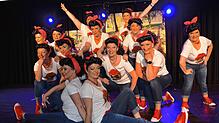 Bild : Rund 200 Frauen feiern im katholischen Pfarrsaal ausgelassen Fasnet