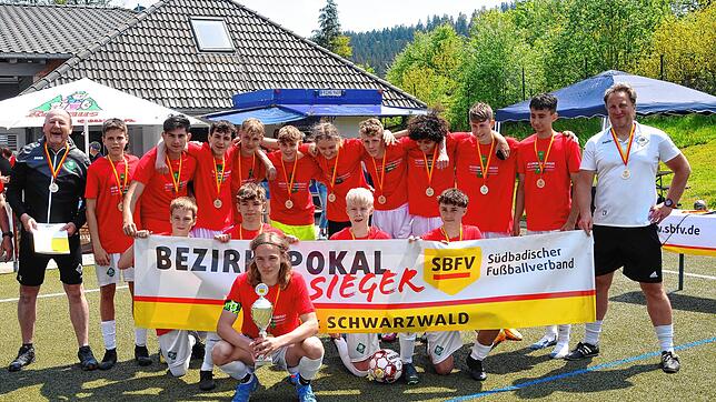Die DJK Villingen hatte nach dem 2:0-Sieg gegen die SG Ostbaar Grund zum Feiern. Nach dem Spiel überreichte der Südbadischen ...
