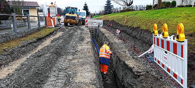 Bevor die neue Fahrbahndecke aufgebracht werden wird, werden derzeit noch Rohre, Leitungen und Kabel verlegt.