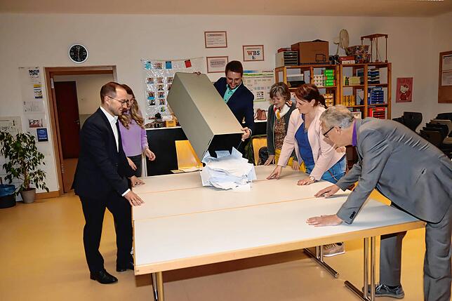 Das Auszählen kann beginnen: Sebastian Duffner, Miriam Volk, Patrick Haas, Renate Fassbender, Claudia Eckert und Lothar Bösinger (von ...