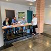Die Wahlhelfer Sibilla Steinhart, Dirk von Roth, Elke Fandler-Egli (v.l.). Bild Stoll