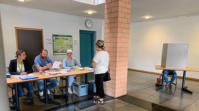 Die Wahlhelfer Sibilla Steinhart, Dirk von Roth, Elke Fandler-Egli (v.l.). Bild Stoll