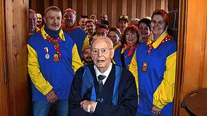 Die Trachtenkapelle Birkendorf spielte für ihr Ehrenmitglied Erich Albrecht im Narrenkostüm ein Geburtstagsständchen. Beim Badner Lied ...